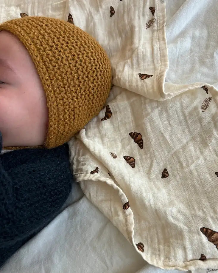 Maiahs Haube Produktfoto Babymütze mit Schnüren