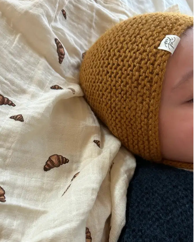 Maiahs Haube Produktfoto Babymütze mit Schnüren