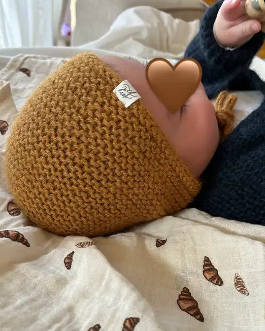 Maiahs Haube Produktfoto Babymütze mit Schnüren