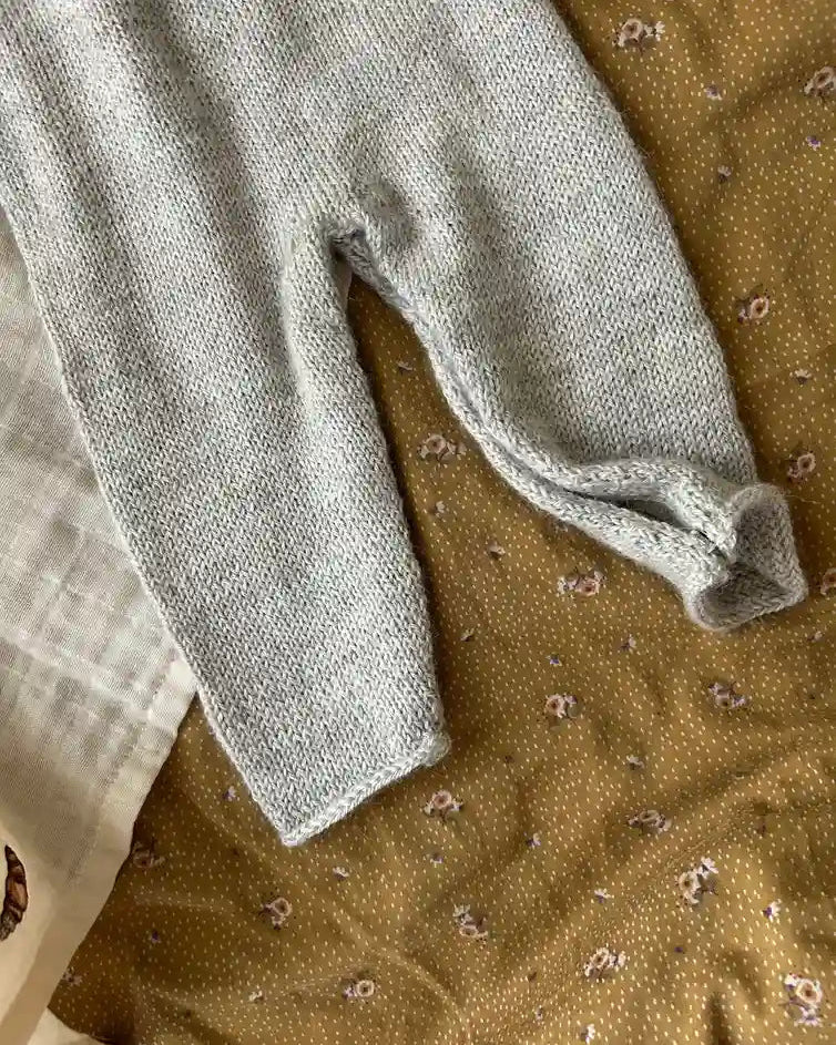 Babyanzug selbst gestrickt in grau Anleitung