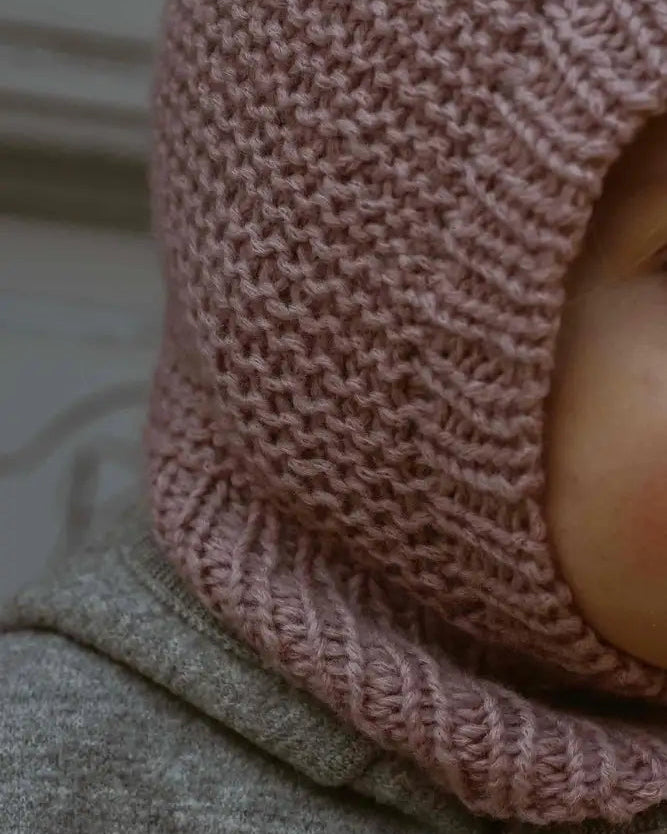 Produktfoto: Maiahs Balaklava, Strickanleitung für eine Baby Schlupfmütze
