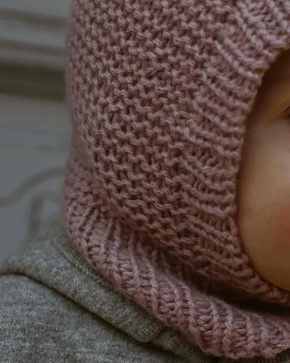 Produktfoto: Maiahs Balaklava, Strickanleitung für eine Baby Schlupfmütze