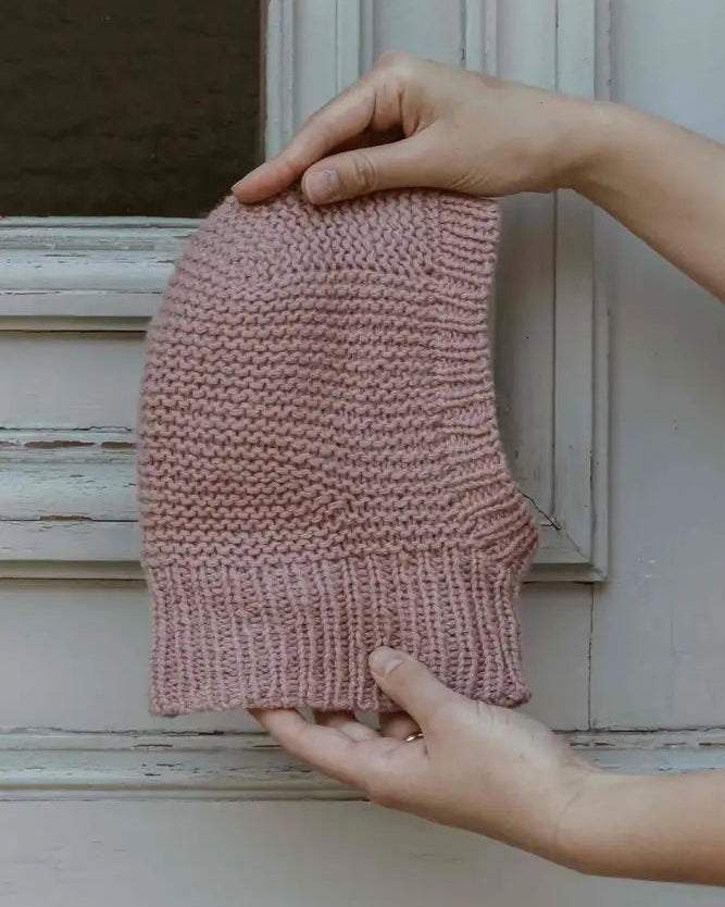 Produktfoto: Maiahs Balaklava, Strickanleitung für eine Baby Schlupfmütze