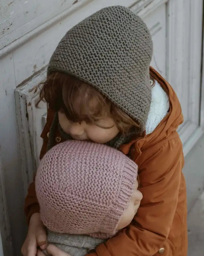 Produktfoto: Maiahs Balaklava, Strickanleitung für eine Baby Schlupfmütze