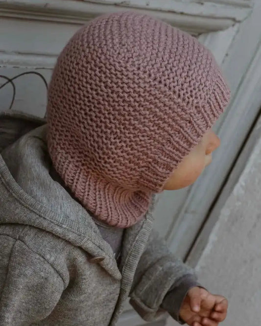 Produktfoto: Maiahs Balaklava, Strickanleitung für eine Baby Schlupfmütze