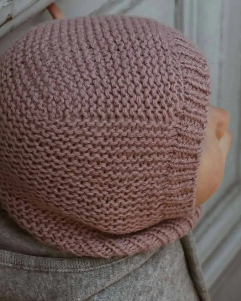 Produktfoto: Maiahs Balaklava, Strickanleitung für eine Baby Schlupfmütze