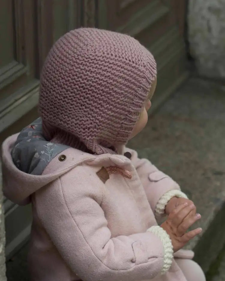 Produktfoto: Maiahs Balaklava, Strickanleitung für eine Baby Schlupfmütze