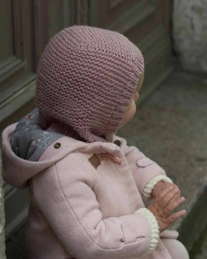 Produktfoto: Maiahs Balaklava, Strickanleitung für eine Baby Schlupfmütze
