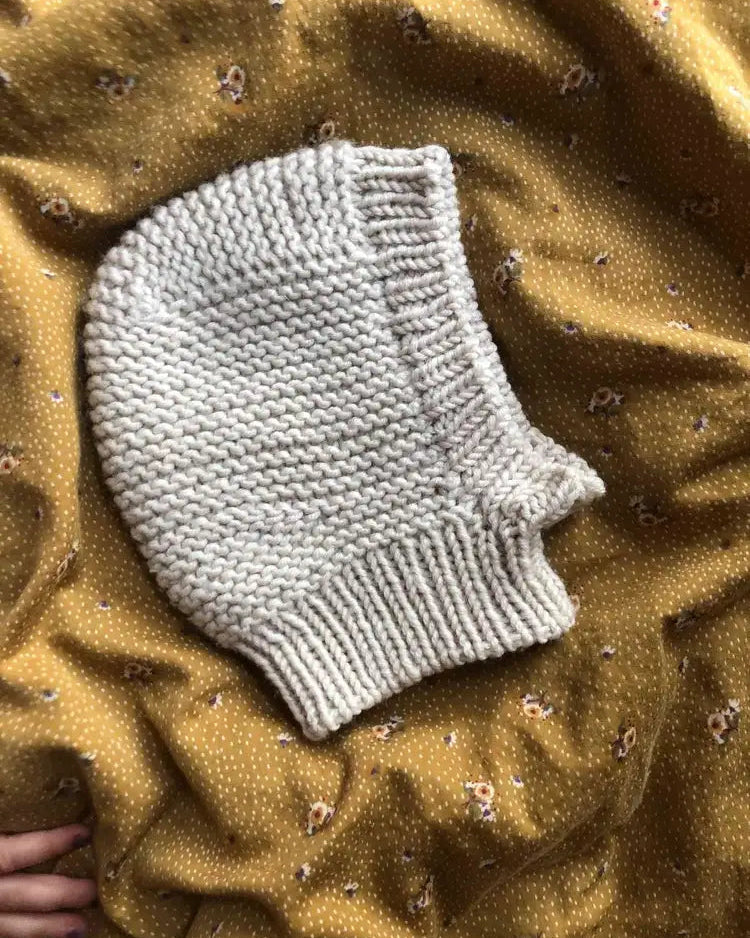Produktfoto: Maiahs Balaklava, Strickanleitung für eine Baby Schlupfmütze