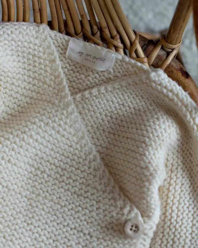 Produktfoto: Maiahs Wickeljäckchen, Strickanleitung für ein Babyjäckchen in Wickeloptik