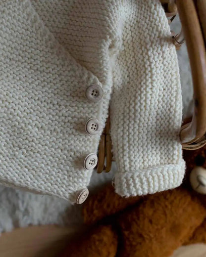 Produktfoto: Maiahs Wickeljäckchen, Strickanleitung für ein Babyjäckchen in Wickeloptik