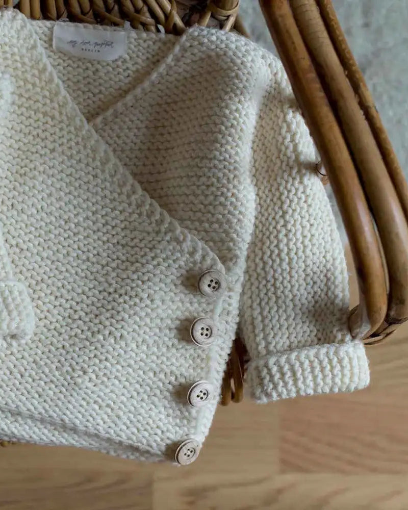 Produktfoto: Maiahs Wickeljäckchen, Strickanleitung für ein Babyjäckchen in Wickeloptik