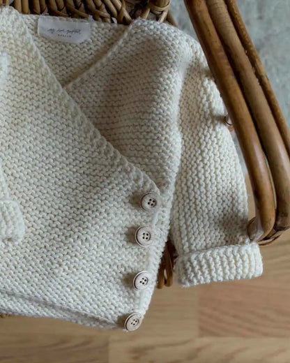 Produktfoto: Maiahs Wickeljäckchen, Strickanleitung für ein Babyjäckchen in Wickeloptik