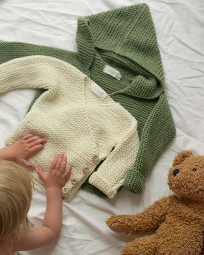 Produktfoto: Maiahs Wickeljäckchen, Strickanleitung für ein Babyjäckchen in Wickeloptik