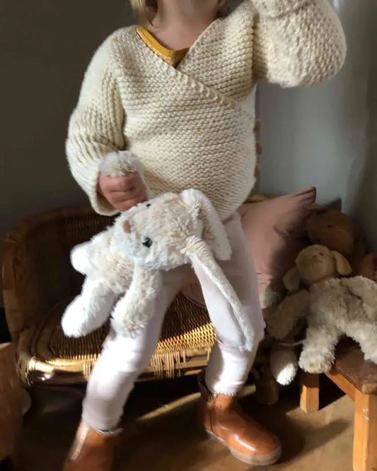 Produktfoto: Maiahs Wickeljäckchen, Strickanleitung für ein Babyjäckchen in Wickeloptik