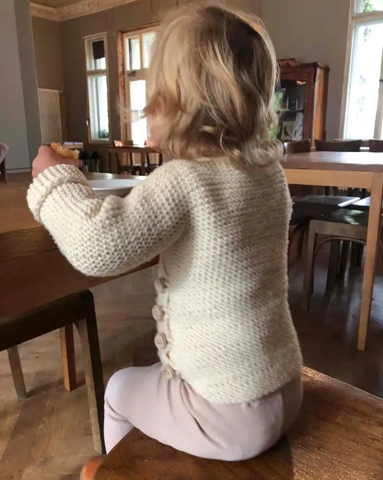 Produktfoto: Maiahs Wickeljäckchen, Strickanleitung für ein Babyjäckchen in Wickeloptik