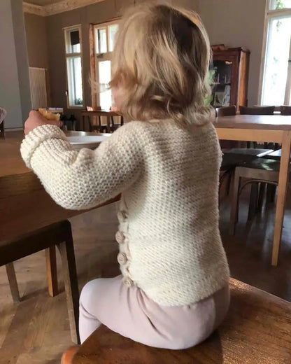 Produktfoto: Maiahs Wickeljäckchen, Strickanleitung für ein Babyjäckchen in Wickeloptik