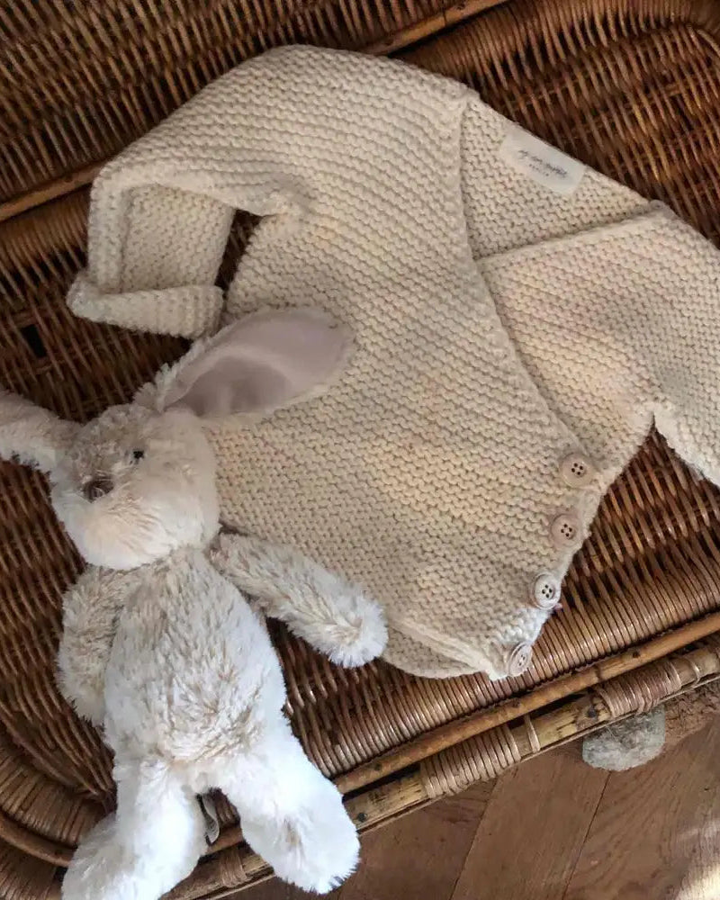 Produktfoto: Maiahs Wickeljäckchen, Strickanleitung für ein Babyjäckchen in Wickeloptik