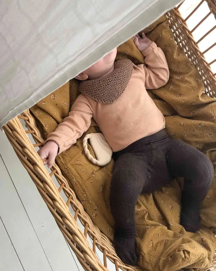 Produktfoto: Maiahs Halstuch, Strickanleitung für ein Baby Schal in kraus rechts