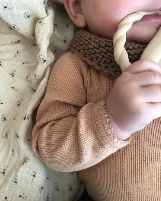Produktfoto: Maiahs Halstuch, Strickanleitung für ein Baby Schal in kraus rechts