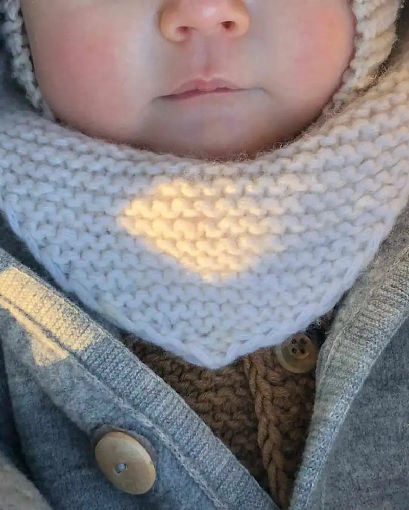 Produktfoto: Maiahs Halstuch, Strickanleitung für ein Baby Schal in kraus rechts