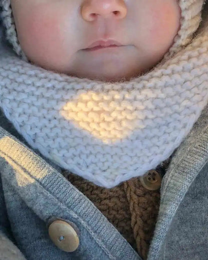 Produktfoto: Maiahs Halstuch, Strickanleitung für ein Baby Schal in kraus rechts