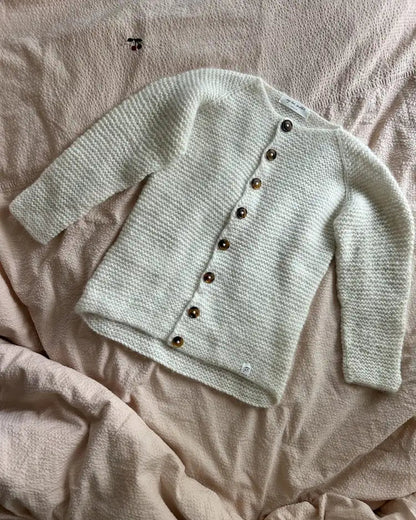 Produktfoto: Maiahs Raglanjckchen Strickanleitung für eine Kinder-Strickjacke in kraus rechts in Raglan von oben
