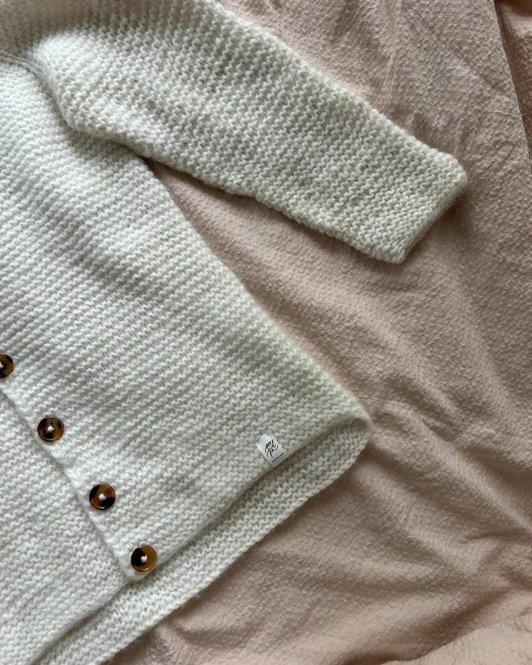 Produktfoto: Maiahs Raglanjckchen Strickanleitung für eine Kinder-Strickjacke in kraus rechts in Raglan von oben