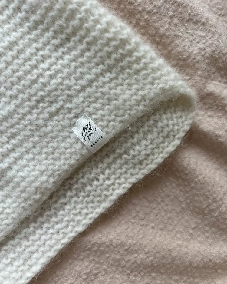 Produktfoto: Maiahs Raglanjckchen Strickanleitung für eine Kinder-Strickjacke in kraus rechts in Raglan von oben