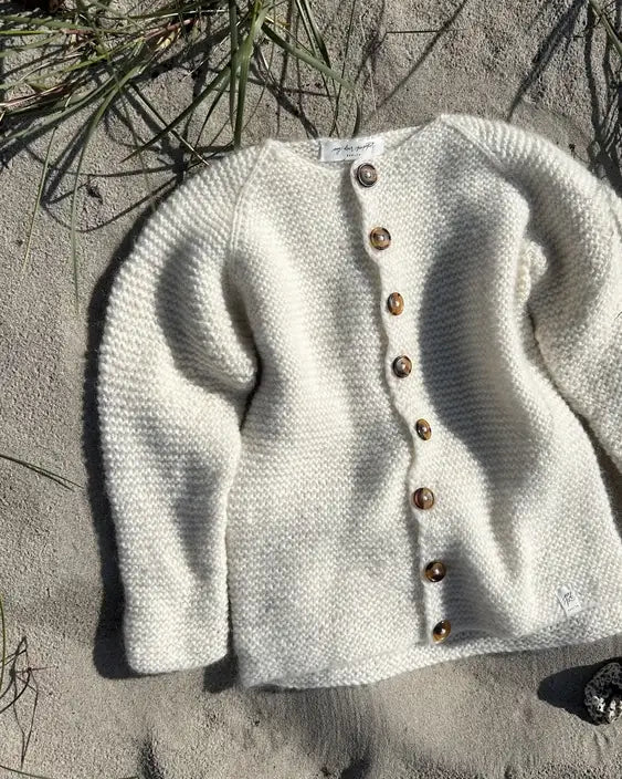 Produktfoto: Maiahs Raglanjckchen Strickanleitung für eine Kinder-Strickjacke in kraus rechts in Raglan von oben