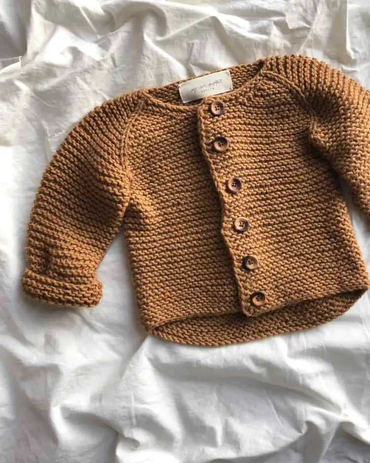 Produktfoto: Maiahs Raglanjäckchen, Strickanleitung für eine Baby Strickjacke in Raglanoptik