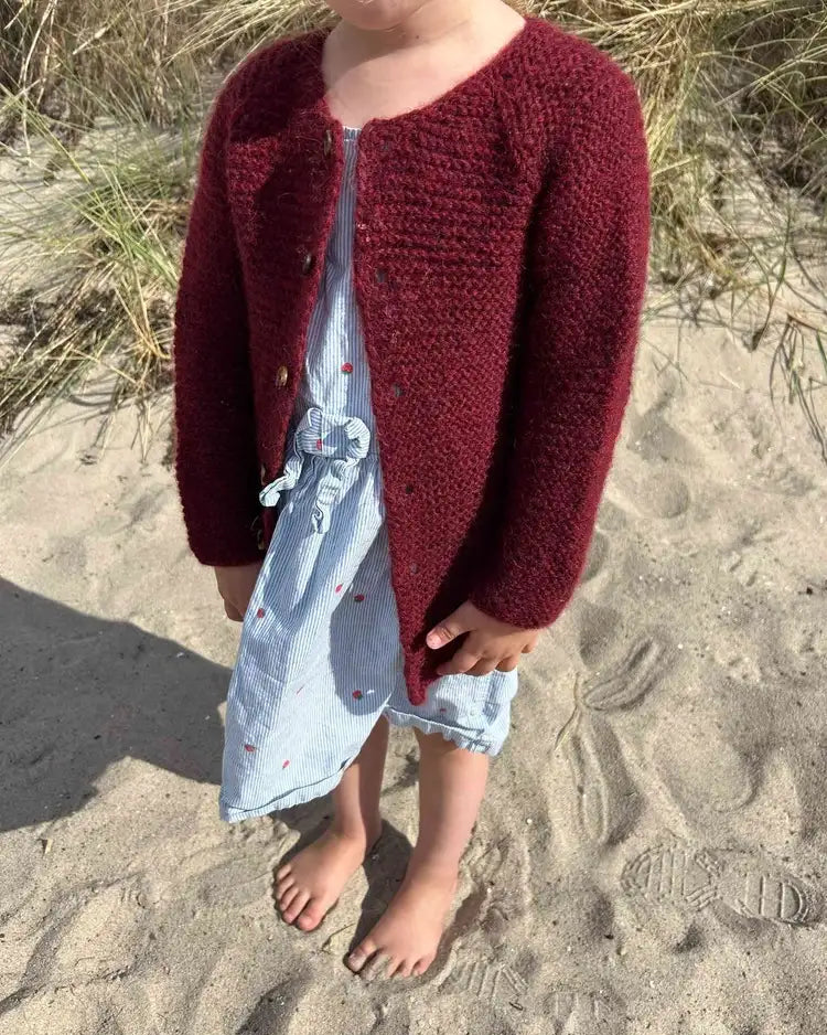 Produktfoto: Maiahs Raglanjäckchen, Strickanleitung für eine Baby Strickjacke in Raglanoptik