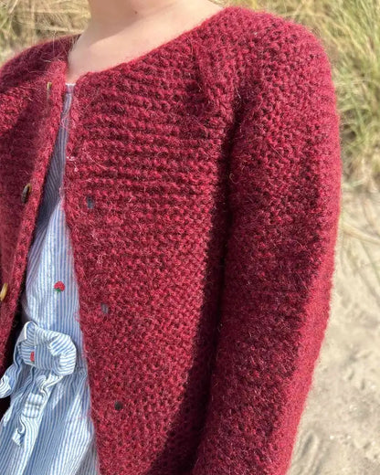 Produktfoto: Maiahs Raglanjäckchen, Strickanleitung für eine Baby Strickjacke in Raglanoptik