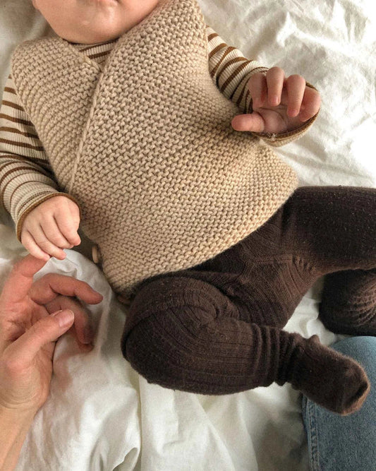 Produktfoto: Maiahs Weste, Strickanleitung für eine Baby Weste in Wickeloptik