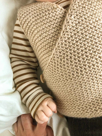 Produktfoto: Maiahs Weste, Strickanleitung für eine Baby Weste in Wickeloptik