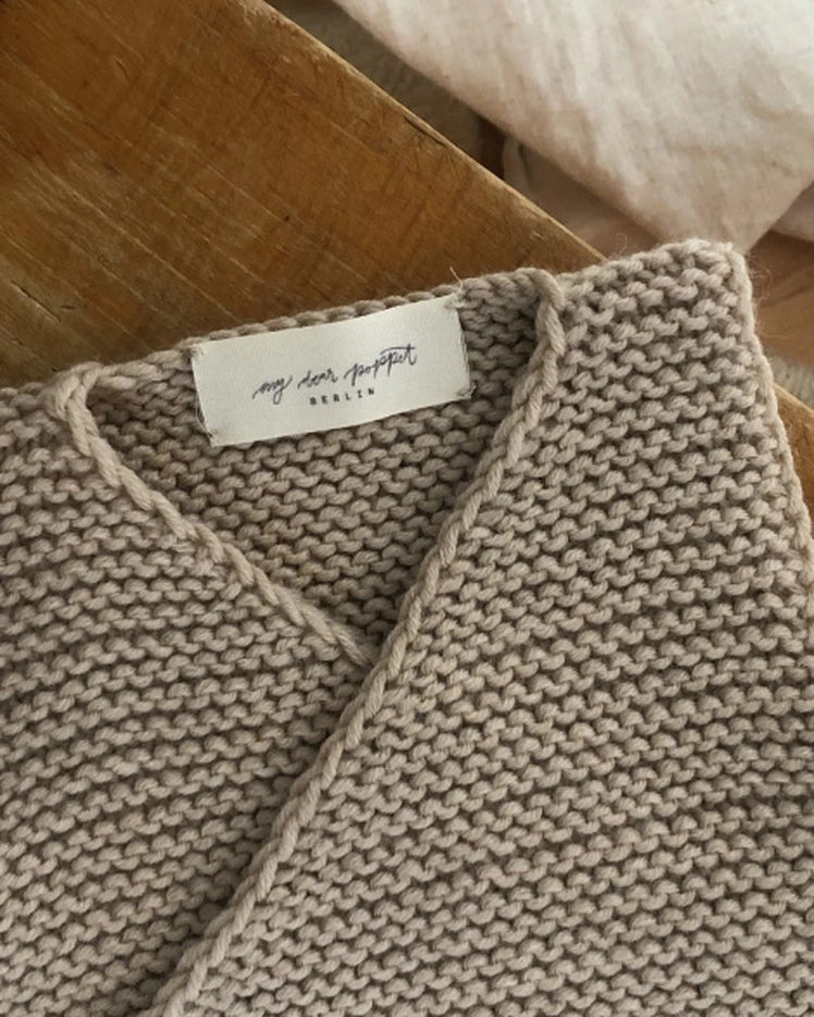 Produktfoto: Maiahs Weste, Strickanleitung für eine Baby Weste in Wickeloptik