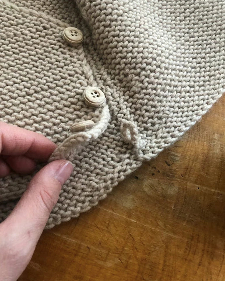 Produktfoto: Maiahs Weste, Strickanleitung für eine Baby Weste in Wickeloptik