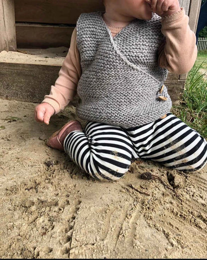 Produktfoto: Maiahs Weste, Strickanleitung für eine Baby Weste in Wickeloptik