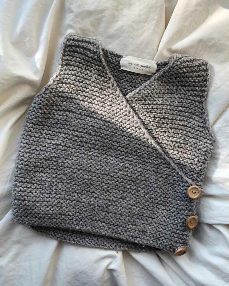 Produktfoto: Maiahs Weste, Strickanleitung für eine Baby Weste in Wickeloptik