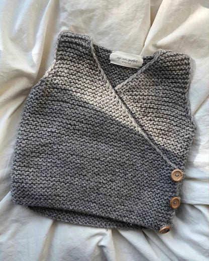 Produktfoto: Maiahs Weste, Strickanleitung für eine Baby Weste in Wickeloptik