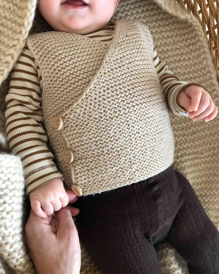Produktfoto: Maiahs Weste, Strickanleitung für eine Baby Weste in Wickeloptik