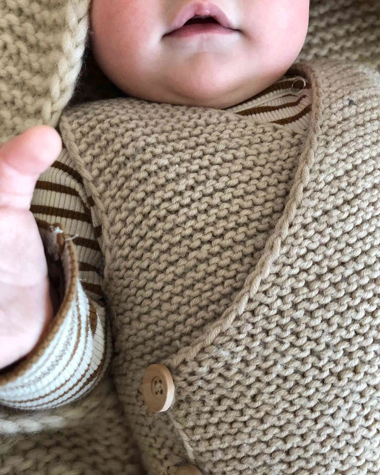 Produktfoto: Maiahs Weste, Strickanleitung für eine Baby Weste in Wickeloptik