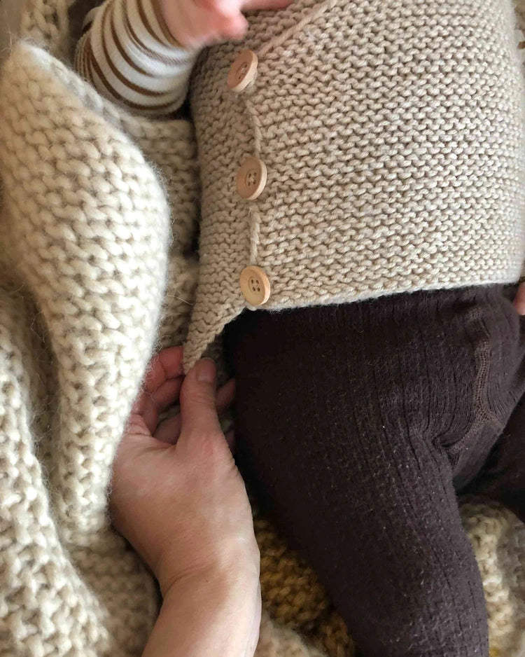 Produktfoto: Maiahs Weste, Strickanleitung für eine Baby Weste in Wickeloptik