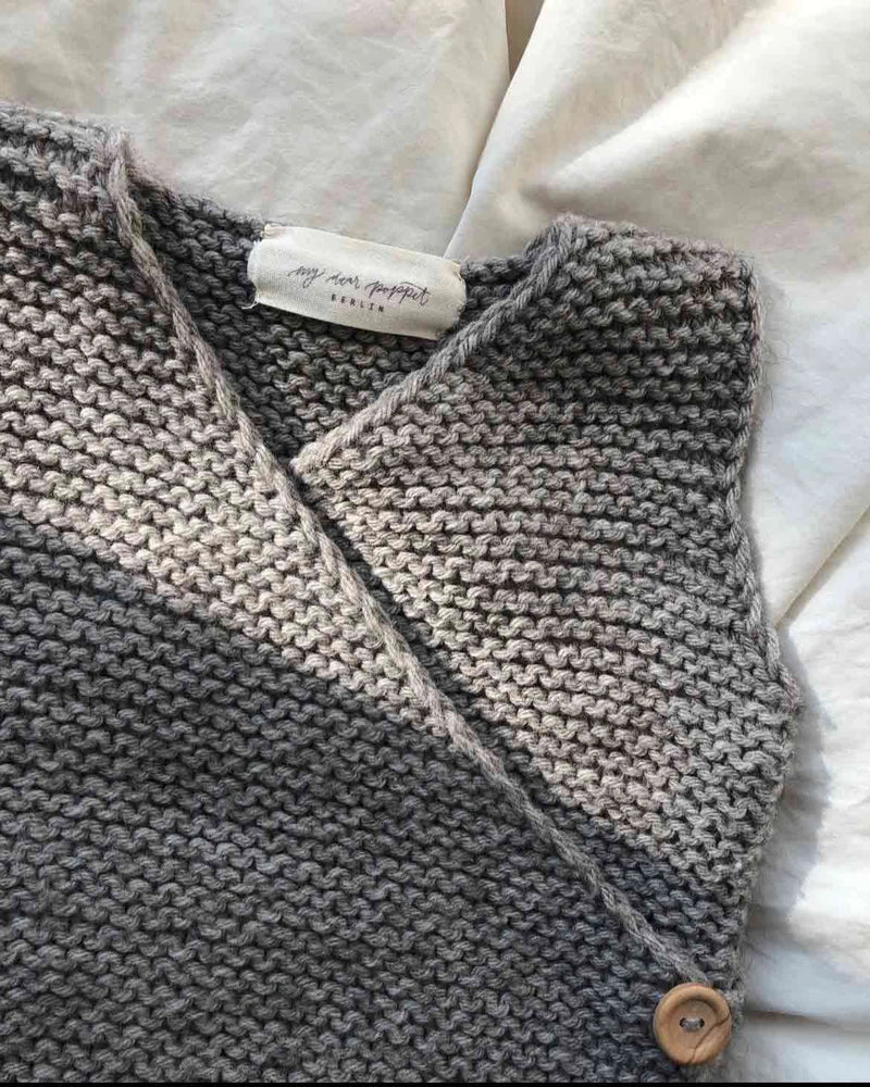 Produktfoto: Maiahs Weste, Strickanleitung für eine Baby Weste in Wickeloptik
