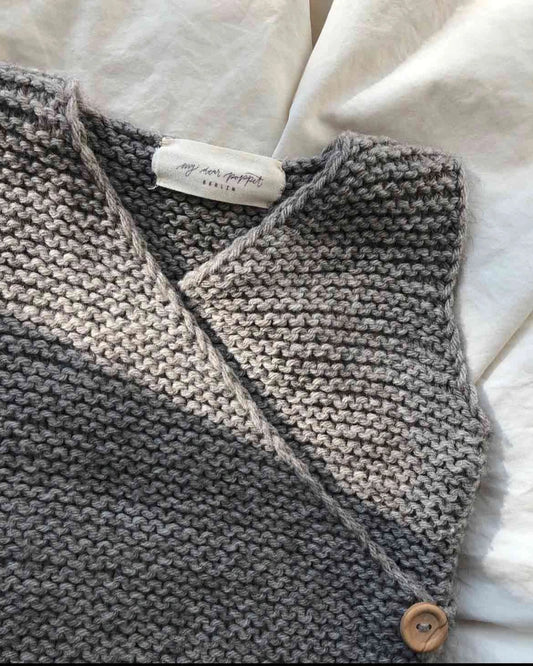 Produktfoto: Maiahs Weste, Strickanleitung für eine Baby Weste in Wickeloptik