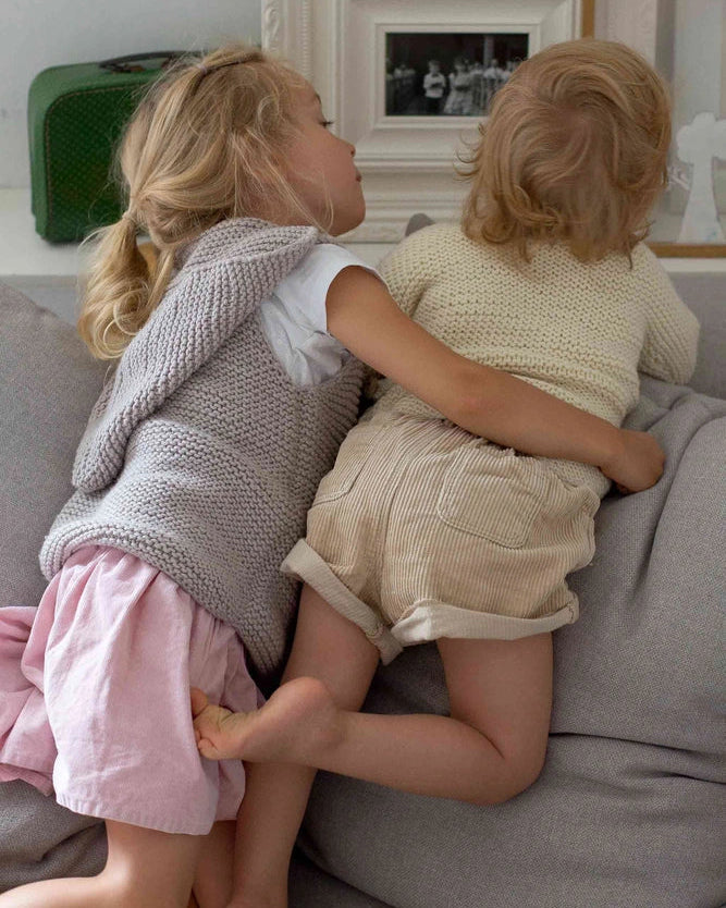 Produktfoto: Maiahs Weste, Strickanleitung für eine Baby Weste in Wickeloptik