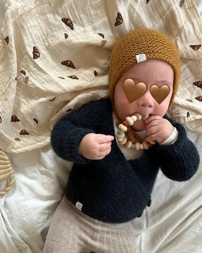Maiahs Haube Produktfoto Babymütze mit Schnüren