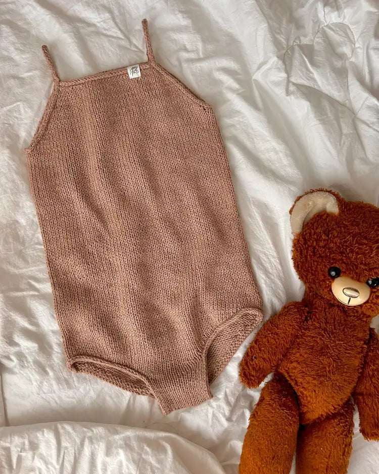 Produktfoto: Sylvie's Strampler, Strickanleitung für einen Sommer Babystrampler in Raglan von oben