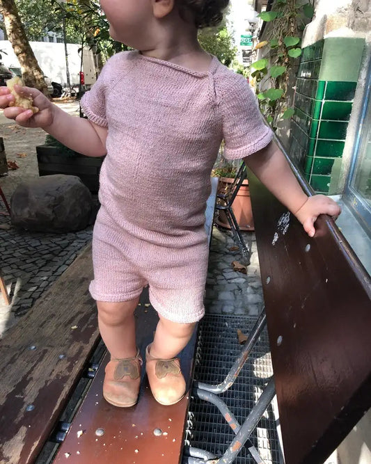 Produktfoto: Sylvie's Summer Suit, Strickanleitung für einen Sommer Babystrampler in Raglan von oben