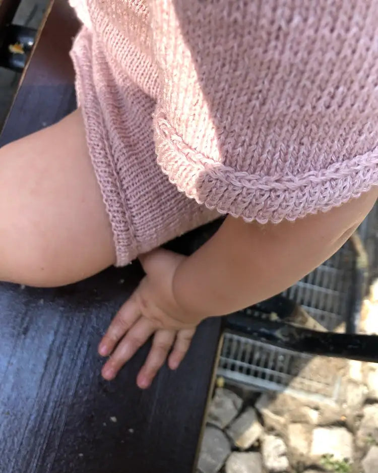 Produktfoto: Sylvie's Summer Suit, Strickanleitung für einen Sommer Babystrampler in Raglan von oben